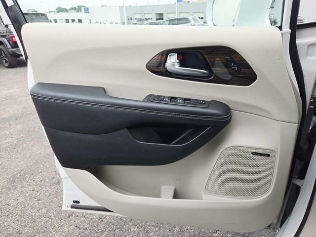 2022 Chrysler Pacifica Limited AWD